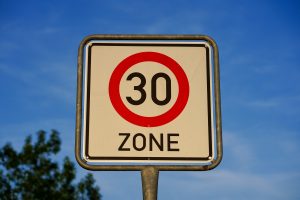 Tempo 30 Zone vor allen Schulen? Symbolfoto: EM80 / Pixabay