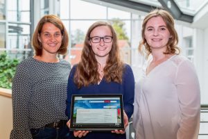 Die Ansprechpartnerinnen der Wallenhorster Vergabestelle – Claudia Broermann, Hannah-Marie Kötter und Sina Motke (von links) – stehen den Bietern während des gesamtes Vergabeverfahrens beratend zur Seite. Foto: André Thöle