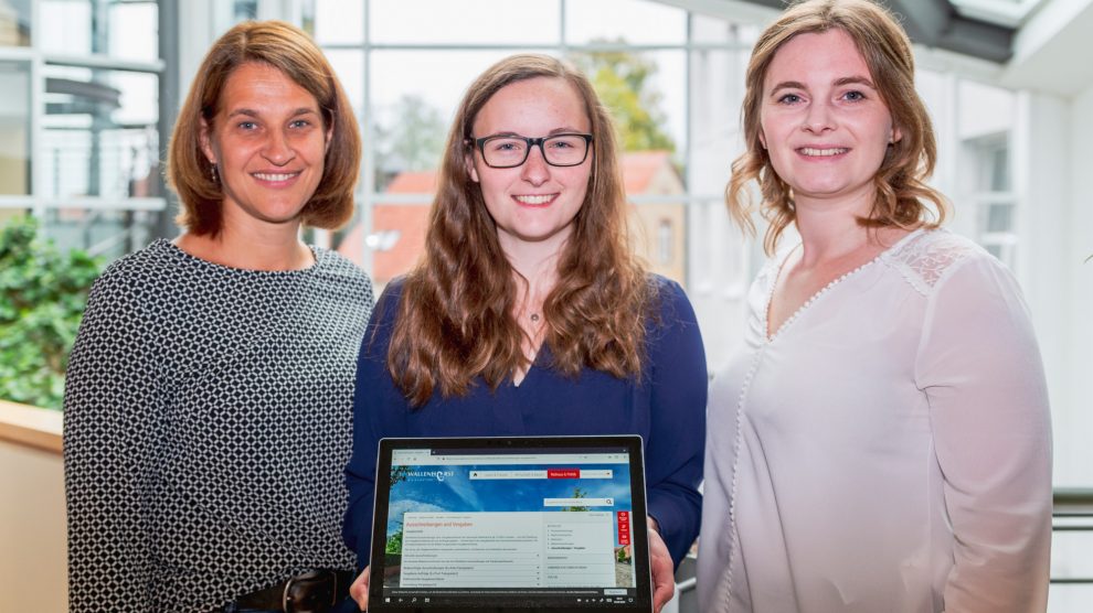 Die Ansprechpartnerinnen der Wallenhorster Vergabestelle – Claudia Broermann, Hannah-Marie Kötter und Sina Motke (von links) – stehen den Bietern während des gesamtes Vergabeverfahrens beratend zur Seite. Foto: André Thöle