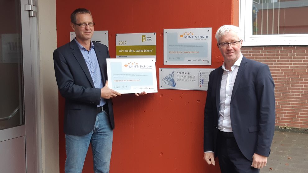 Stefan Engelshove, Kuratoriumsvorsitzender der VME-Stiftung Osnabrück-Emsland und Vice President Oil & Gas Deutschland / Betriebsleitung Siemens Energy Osnabrück (rechts) hat Schulleiter Stefan Schmidt (links) das neue Schulschild „MINT-Schule-Niedersachen – Realschule Wallenhorst 2020-2023“ im Nachgang der erfolgreichen Rezertifizierung überreicht. Foto: VME-Stiftung Osnabrück-Emsland