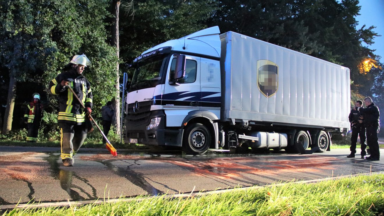 Die Freiwillige Feuerwehr Wallenhorst im Einsatz auf der Straße An der Sandgrube. Foto: Marc Dallmöller