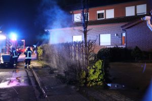 Die Freiwillige Feuerwehr Wallenhorst rückte in der Nacht zu Montag zu einem Heckenbrand an der Hans-Böckler-Straße / Ecke Pyer Kirchweg aus. Foto: Marc Dallmöller