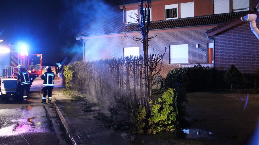 Die Freiwillige Feuerwehr Wallenhorst rückte in der Nacht zu Montag zu einem Heckenbrand an der Hans-Böckler-Straße / Ecke Pyer Kirchweg aus. Foto: Marc Dallmöller