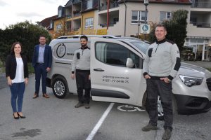 Muhannad Al Farra (2.v. rechts) hat in Wallenhorst in der Firma Petering Immobilienservice eine berufliche Heimat gefunden. Große Unterstützung auf seinem Weg in die Integration fand er bei seinem Chef, Jörg Petering (rechts). Begleitet wurde er au-ßerdem von Agnieszka Hübers vom Migrationszentrum der MaßArbeit, hier mit MaßArbeit-Vorstand Lars Hellmers. Foto: MaßArbeit / Kimberly Lübbersmann