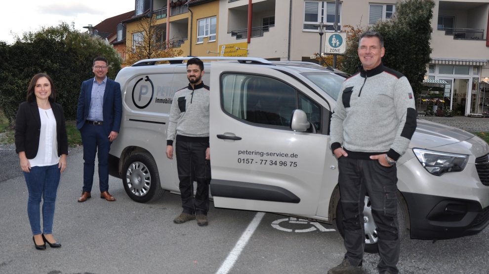 Muhannad Al Farra (2.v. rechts) hat in Wallenhorst in der Firma Petering Immobilienservice eine berufliche Heimat gefunden. Große Unterstützung auf seinem Weg in die Integration fand er bei seinem Chef, Jörg Petering (rechts). Begleitet wurde er au-ßerdem von Agnieszka Hübers vom Migrationszentrum der MaßArbeit, hier mit MaßArbeit-Vorstand Lars Hellmers. Foto: MaßArbeit / Kimberly Lübbersmann