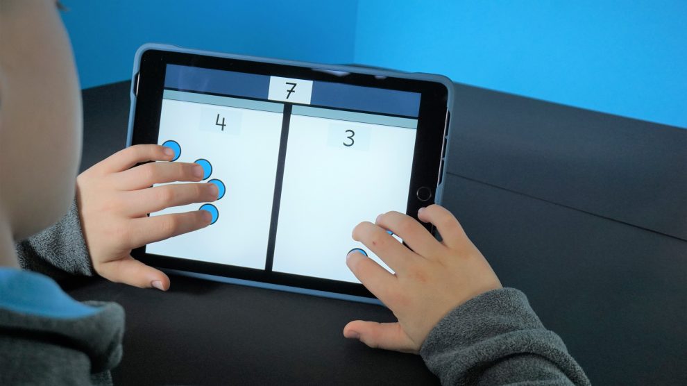 Vom Finger in den Kopf – dieses Prinzip machen sich interaktive Mathe-Apps zu eigen, die Kinder auf einem Tablet nutzen können. Foto: vhs Osnabrücker Land / Günter Trienen
