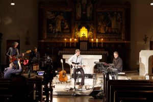 Der Komponist und Liedermacher Gregor Linßen kam mit seiner Band nach Hollage und präsentierte ein „Kinder-des-Lichts-Konzert“. Foto: Peter Gottselig