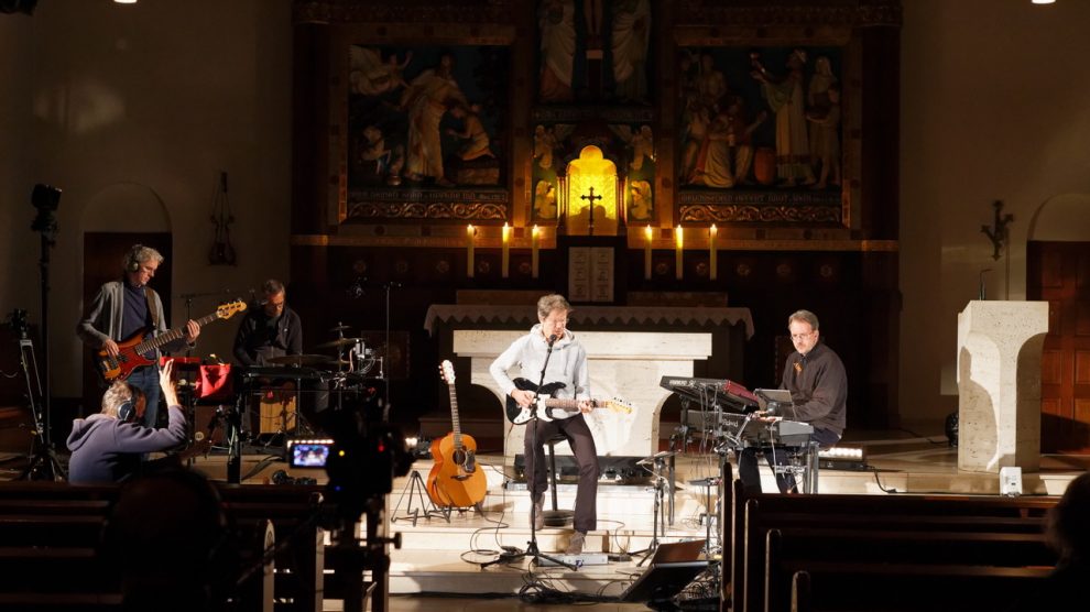 Der Komponist und Liedermacher Gregor Linßen kam mit seiner Band nach Hollage und präsentierte ein „Kinder-des-Lichts-Konzert“. Foto: Peter Gottselig