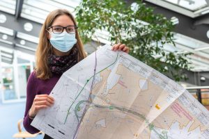 Wallenhorsts Umweltbeauftragte Isabella Draber mit einem Plan aus den öffentlich ausliegenden Unterlagen zur A33 Nord. Foto: André Thöle / Gemeinde Wallenhorst