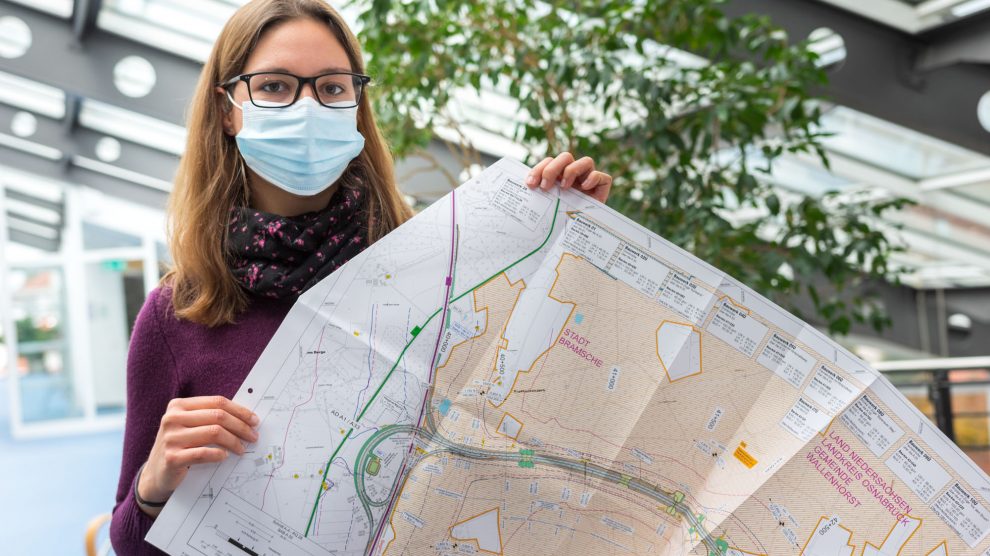 Wallenhorsts Umweltbeauftragte Isabella Draber mit einem Plan aus den öffentlich ausliegenden Unterlagen zur A33 Nord. Foto: André Thöle / Gemeinde Wallenhorst