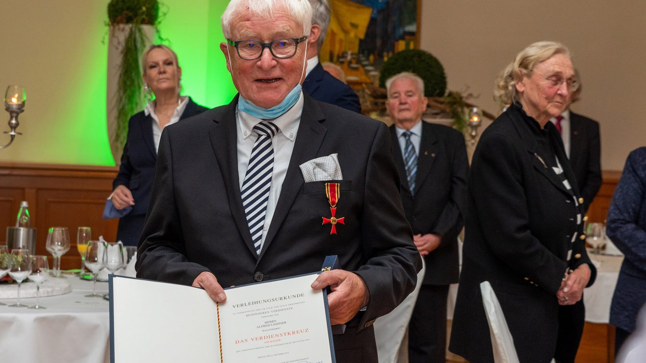 Alfred Lindner mit dem Bundesverdienstkreuz und der Urkunde des Bundespräsidenten. Foto: Thomas Remme