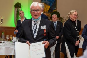 Alfred Lindner mit dem Bundesverdienstkreuz und der Urkunde des Bundespräsidenten. Foto: Thomas Remme