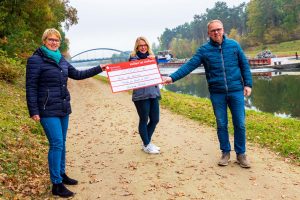 Heiner Placke und Steffi Hörnschemeyer überreichen den Spendenscheck an Doris Wächter (links). Foto: André Thöle