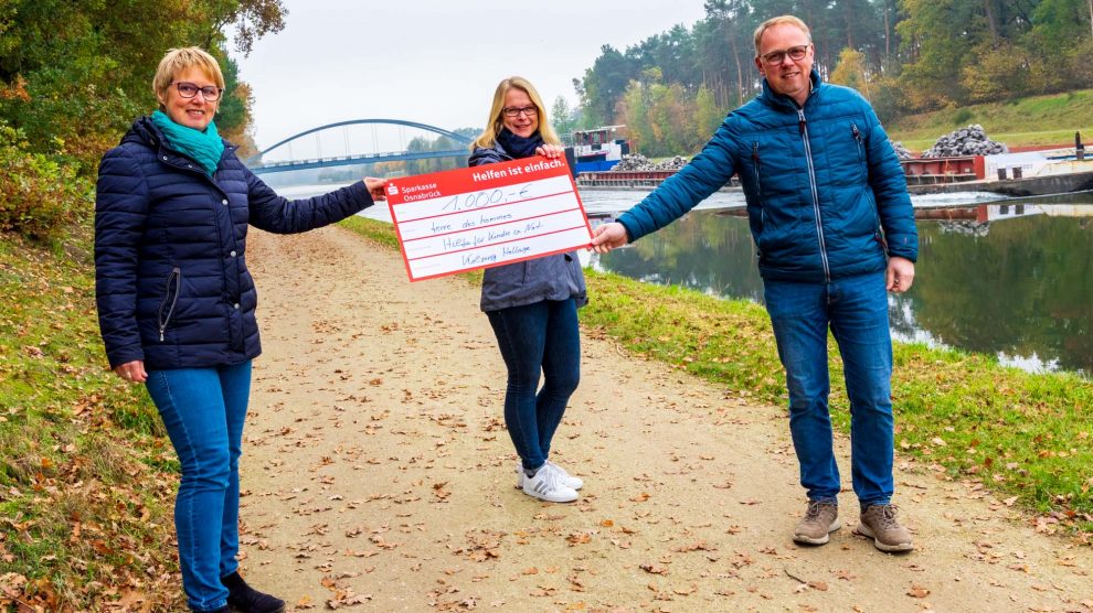 Heiner Placke und Steffi Hörnschemeyer überreichen den Spendenscheck an Doris Wächter (links). Foto: André Thöle