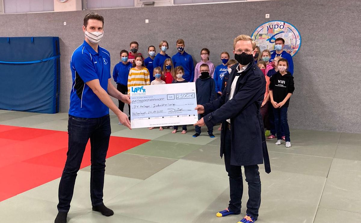 Spendenübergabe von Kuratoriumsmitglied der Stiftung Lauter, Michael Lührmann (rechts), und den 2. Vorsitzenden der Judoabteilung, Michael Freking (links). Foto: Blau-Weiss Hollage