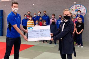 Spendenübergabe von Kuratoriumsmitglied der Stiftung Lauter, Michael Lührmann (rechts), und den 2. Vorsitzenden der Judoabteilung, Michael Freking (links). Foto: Blau-Weiss Hollage