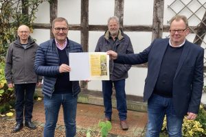 Walter Frey, Guido Pott, Manfred Rühmann und Stefan Gutendorf bei der Übergabe des Naturschutzpreises 2020 in der Kategorie Vereine (v.l.). Foto: Büro Guido Pott