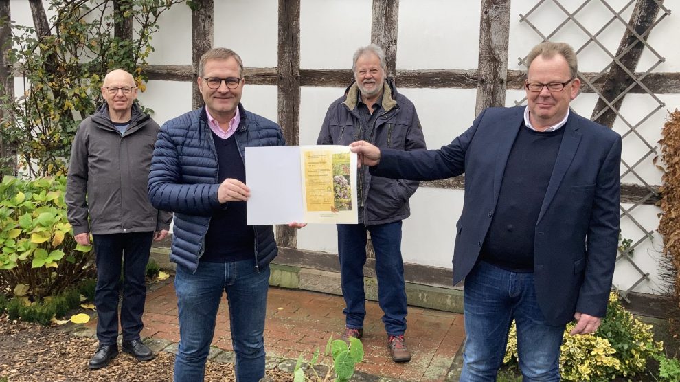 Walter Frey, Guido Pott, Manfred Rühmann und Stefan Gutendorf bei der Übergabe des Naturschutzpreises 2020 in der Kategorie Vereine (v.l.). Foto: Büro Guido Pott