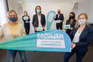 Sie gratulieren den neu zertifizierten Familienfreundlichen Arbeitgebern (von links): Sandra Holtgreife (Familienbündnis), Landrätin Anna Kebschull, Peter Forkert (Familienbündnis), Oberbürgermeister Wolfgang Griesert sowie Cathrin Meyer und Simone Guss (beide Familienbündnis). Foto: Swaantje Hehmann / Stadt Osnabrück