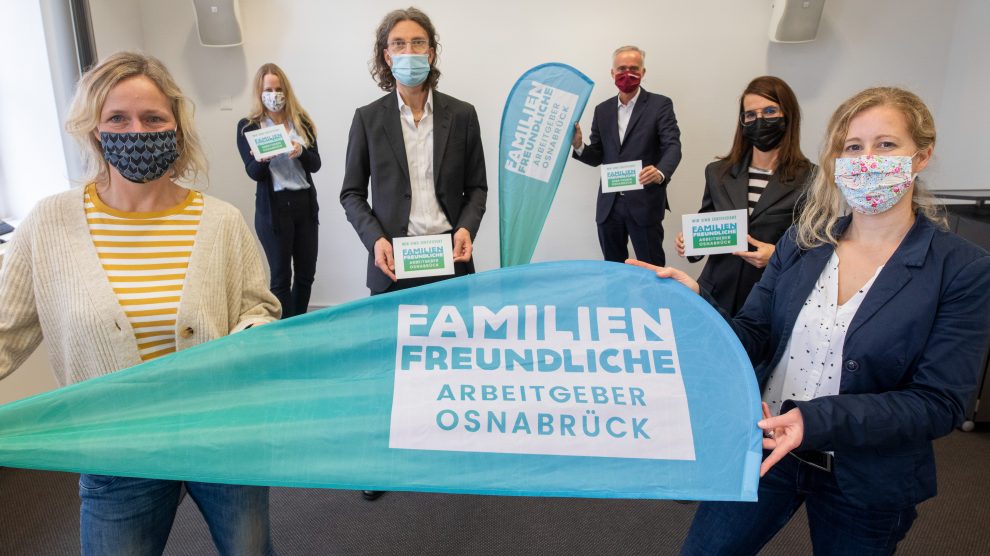 Sie gratulieren den neu zertifizierten Familienfreundlichen Arbeitgebern (von links): Sandra Holtgreife (Familienbündnis), Landrätin Anna Kebschull, Peter Forkert (Familienbündnis), Oberbürgermeister Wolfgang Griesert sowie Cathrin Meyer und Simone Guss (beide Familienbündnis). Foto: Swaantje Hehmann / Stadt Osnabrück