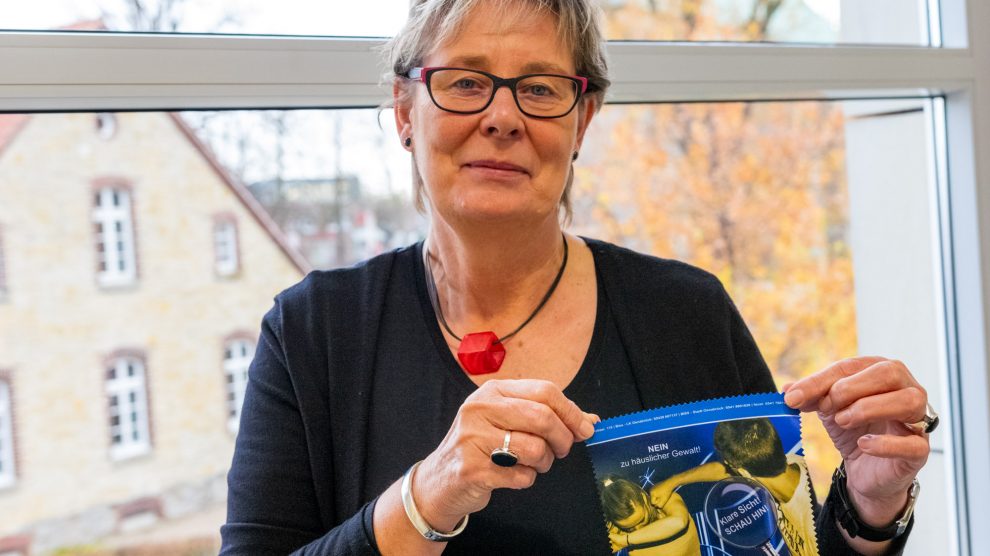 Wallenhorsts Gleichstellungsbeauftragte Kornelia Böert mit einem Brillenputztuch, das als Werbegeschenk zum Aktionstag über die Apotheken verteilt wird. Foto: André Thöle / Gemeinde Wallenhorst