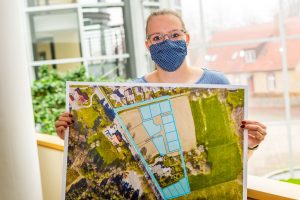 13 Baugrundstücke vergibt die Gemeinde Wallenhorst im Ortsteil Lechtingen, wie Aileen Schlemonat vom Fachbereich Planen Bauen Umwelt hier zeigt. Foto: André Thöle / Gemeinde Wallenhorst