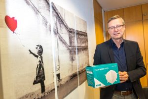 Bürgermeister Otto Steinkamp spendet knapp 5.000 FFP2-Masken an Wallenhorsts Partnergemeinden Priverno und Stawiguda. Foto: Gemeinde Wallenhorst / André Thöle