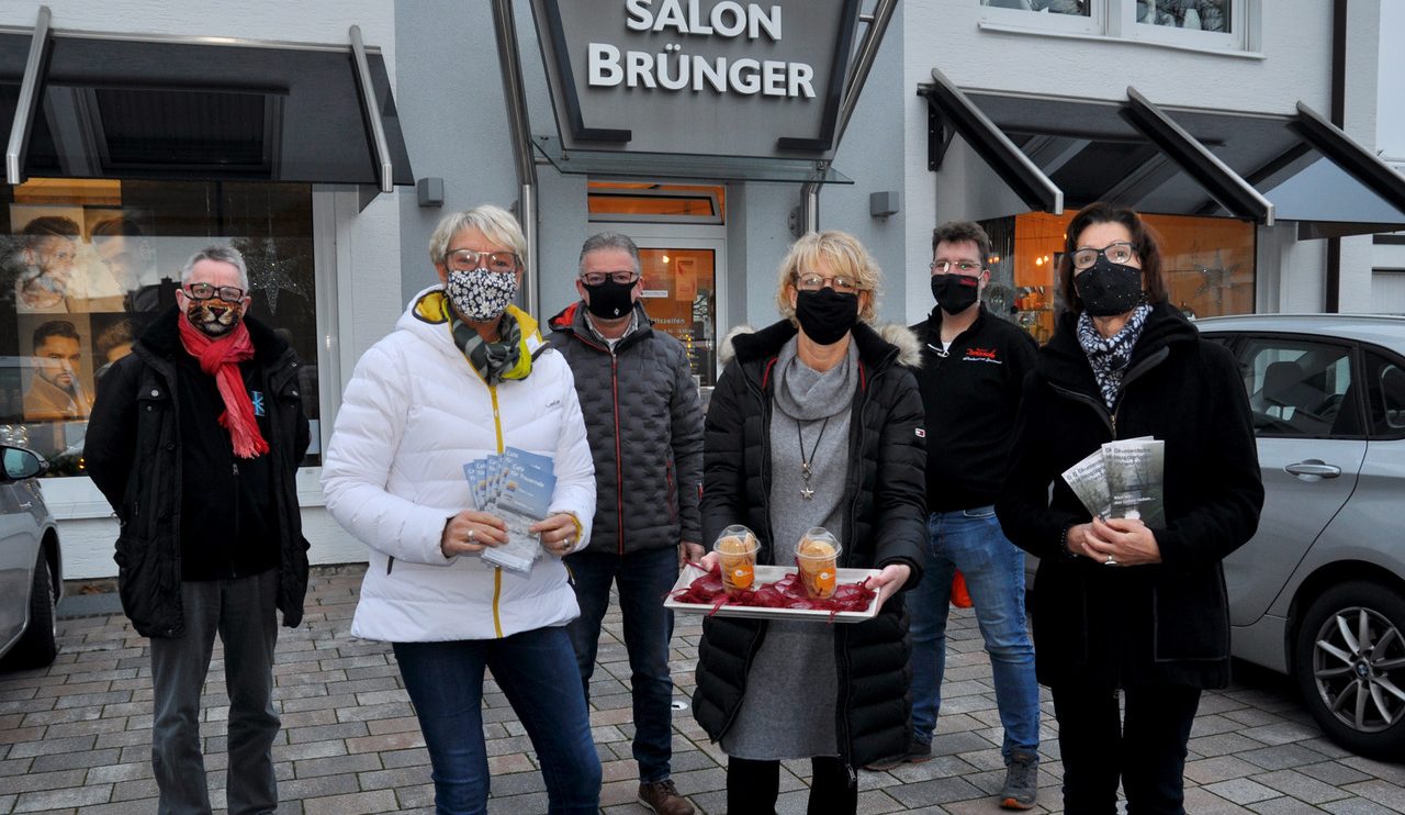 Der Wallenhorster Marketingverein auf Weihnachtsmission in der Gemeinde. Foto: Wir für Wallenhorst e.V. / konsequent PR