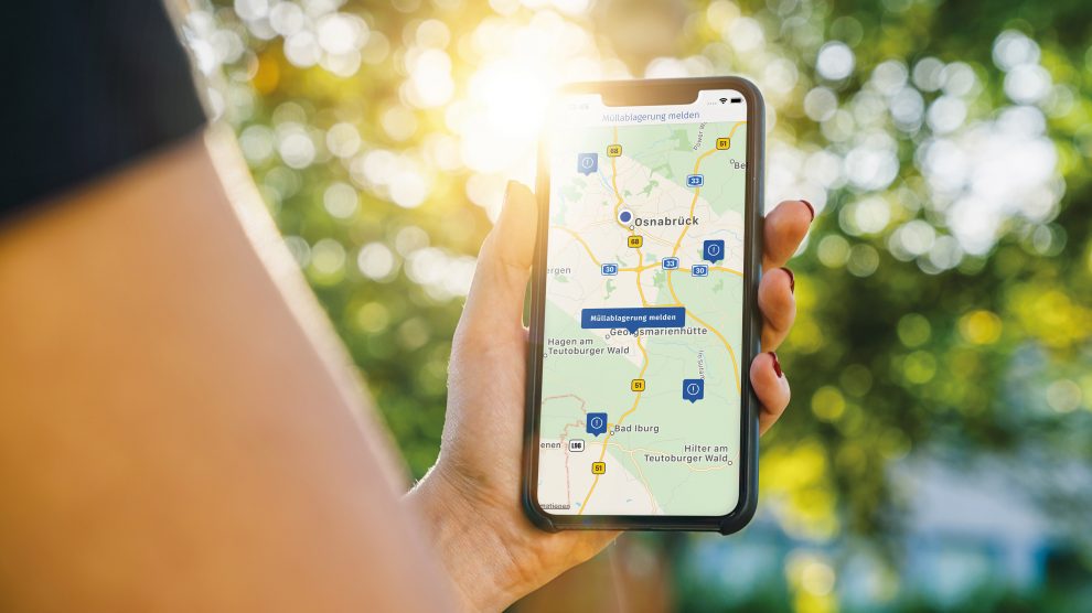 Neuerdings können wilde Müllablagerungen mit wenigen Klicks über die Onlineangebote der AWIGO gemeldet werden. Foto: Christian Chan, iStock