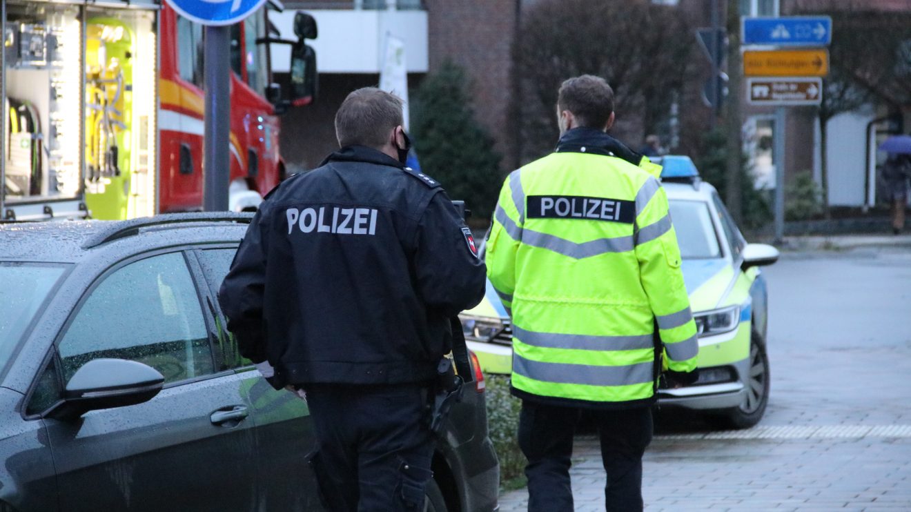 Heute Nachmittag mussten Feuerwehr, Rettungsdienst und Polizei zu einem Einsatz in die Große Straße ausrücken. Foto: Marc Dallmöller