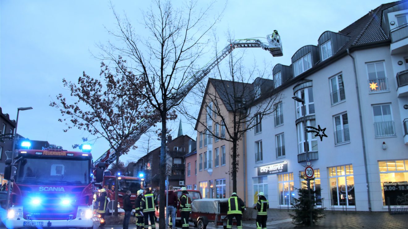 Heute Nachmittag mussten Feuerwehr, Rettungsdienst und Polizei zu einem Einsatz in die Große Straße ausrücken. Foto: Marc Dallmöller