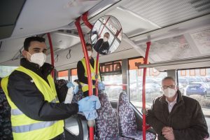 Kreisrat Dr. Winfried Wilkens und Hubert Borgelt (im Rückspiegel), Geschäftsführer Schrage Reisen, begleiten ein Bus-Hygieneteam. Foto: Landkreis Osnabrück / Uwe Lewandowski