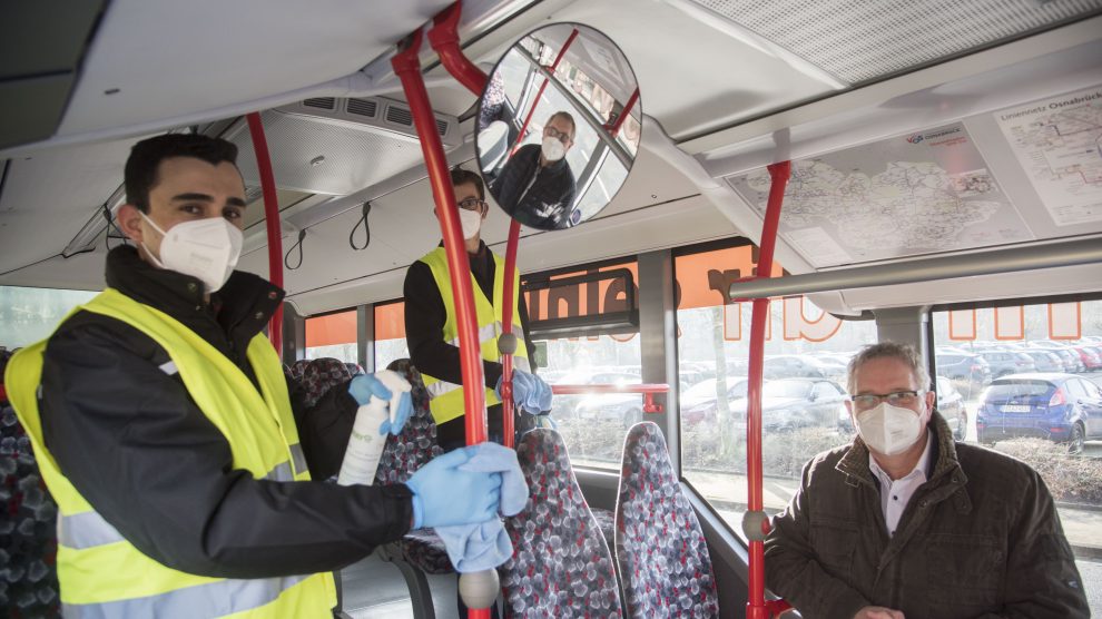 Kreisrat Dr. Winfried Wilkens und Hubert Borgelt (im Rückspiegel), Geschäftsführer Schrage Reisen, begleiten ein Bus-Hygieneteam. Foto: Landkreis Osnabrück / Uwe Lewandowski