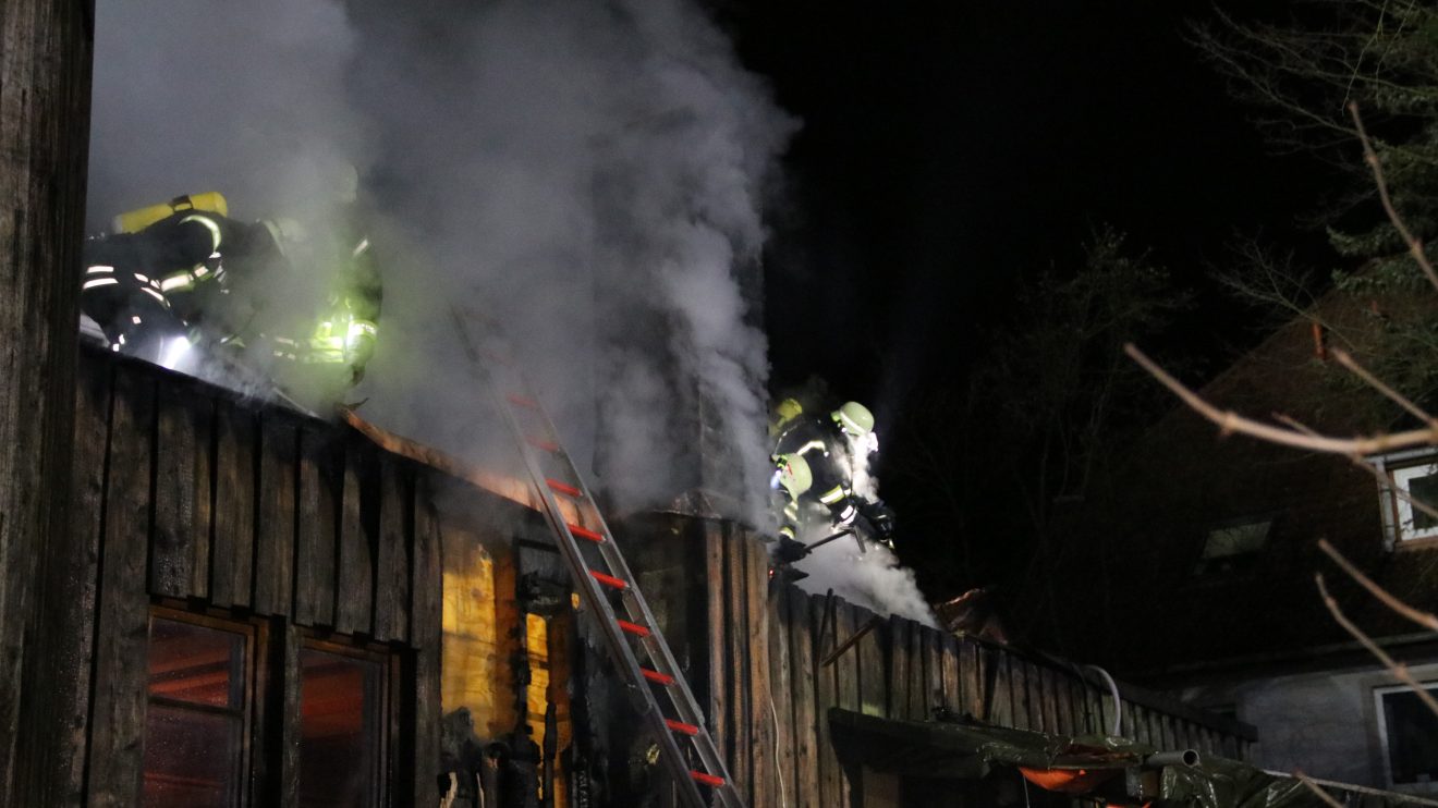 Die Freiwilligen Feuerwehren aus Wallenhorst und Rulle waren im Ortsteil Lechtingen in der Nacht im Einsatz. Foto: Marc Dallmöller