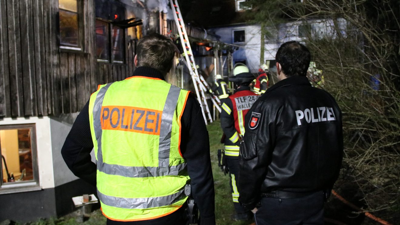 Die Freiwilligen Feuerwehren aus Wallenhorst und Rulle waren im Ortsteil Lechtingen in der Nacht im Einsatz. Foto: Marc Dallmöller