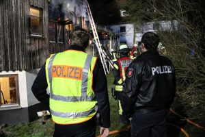 Die Freiwilligen Feuerwehren aus Wallenhorst und Rulle waren im Ortsteil Lechtingen in der Nacht im Einsatz. Foto: Marc Dallmöller