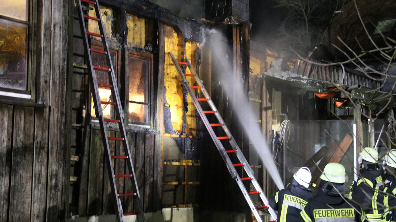 Die Freiwilligen Feuerwehren aus Wallenhorst und Rulle waren im Ortsteil Lechtingen in der Nacht im Einsatz. Foto: Marc Dallmöller