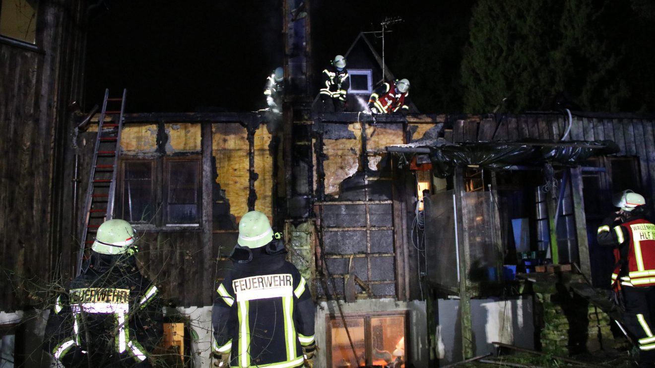 Die Freiwilligen Feuerwehren aus Wallenhorst und Rulle waren im Ortsteil Lechtingen in der Nacht im Einsatz. Foto: Marc Dallmöller