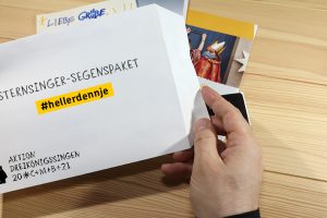 Das Sternsinger-Segenspaket: Bestückt mit einer kleine Spendentüte, einem Flyer und dem Segen der Sternsinger kann die Botschaft der Sternsinger kontaktlos und kreativ zu den Menschen kommen. Foto: Martina Gloge / Kindermissionswerk