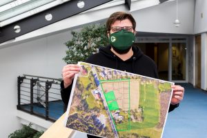 Zwei Baugrundstücke für Mehrfamilienhäuser vergibt die Gemeinde Wallenhorst im Ortsteil Lechtingen, wie Martin Wendland vom Fachbereich Planen Bauen Umwelt hier zeigt. Foto: André Thöle / Gemeinde Wallenhorst