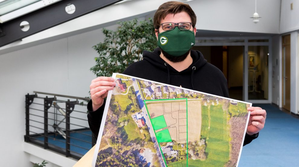 Zwei Baugrundstücke für Mehrfamilienhäuser vergibt die Gemeinde Wallenhorst im Ortsteil Lechtingen, wie Martin Wendland vom Fachbereich Planen Bauen Umwelt hier zeigt. Foto: André Thöle / Gemeinde Wallenhorst