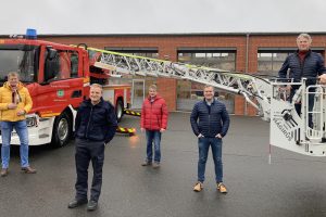 Die Mitglieder der SPD im Ausschuss für Feuerwehr und Ordnung, (v.l.) Hauke Klein, Martin Lange, Hans Stegemann und Hubert Pohlmann, freuen sich gemeinsam mit dem Gruppenvorsitzenden Guido Pott (zweiter von rechts) über das neue Drehleiterfahrzeug für die Freiwillige Feuerwehr Wallenhorst. Foto: SPD Wallenhorst