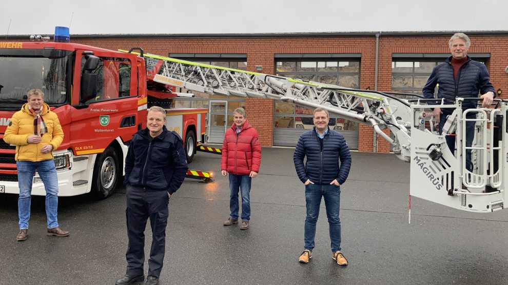 Die Mitglieder der SPD im Ausschuss für Feuerwehr und Ordnung, (v.l.) Hauke Klein, Martin Lange, Hans Stegemann und Hubert Pohlmann, freuen sich gemeinsam mit dem Gruppenvorsitzenden Guido Pott (zweiter von rechts) über das neue Drehleiterfahrzeug für die Freiwillige Feuerwehr Wallenhorst. Foto: SPD Wallenhorst