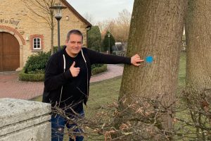 Stefan Botterhuis von der CDW, Mitglied im Ausschuss für Umwelt, Energie, Klimaschutz und digitale Entwicklung der Gemeinde Wallenhorst, an der Hofstelle Duling. Foto: CDW