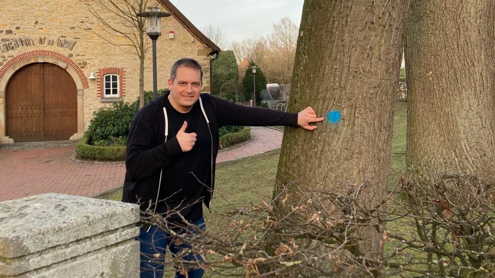 Stefan Botterhuis von der CDW, Mitglied im Ausschuss für Umwelt, Energie, Klimaschutz und digitale Entwicklung der Gemeinde Wallenhorst, an der Hofstelle Duling. Foto: CDW