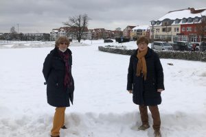 Marlen Beyer und Marlene Posnin (CDW) auf der „Grünen Wiese“ im Zentrum von Wallenhorst. Foto: CDW