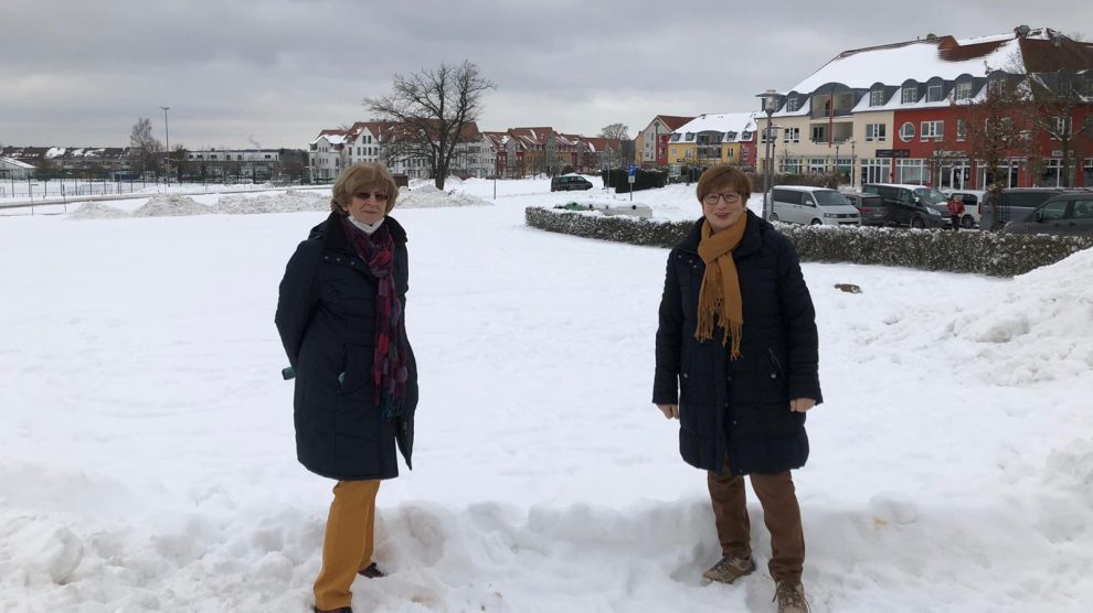 Marlen Beyer und Marlene Posnin (CDW) auf der „Grünen Wiese“ im Zentrum von Wallenhorst. Foto: CDW