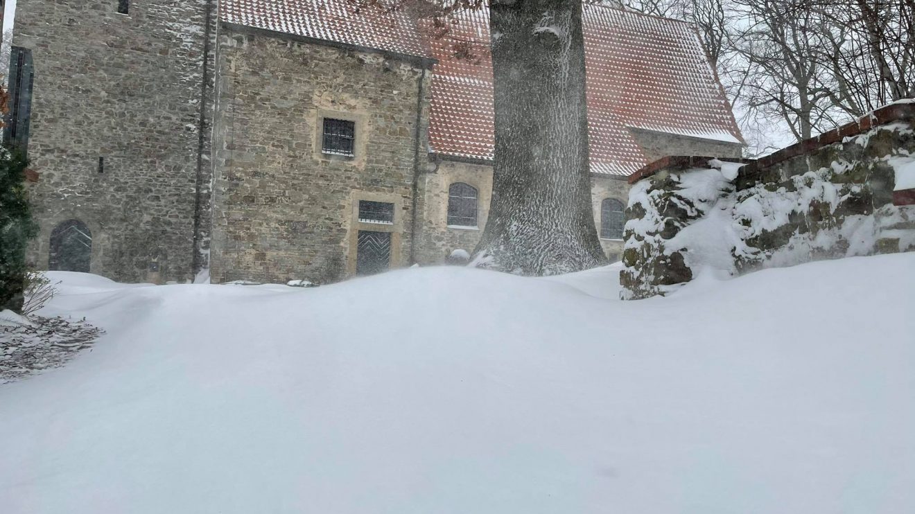 Weiße Pracht an der alten Alexanderkirche im Alten Dorf. Leserfoto von Sandro Bet aus Wallenhorst vom 7. Februar 2021