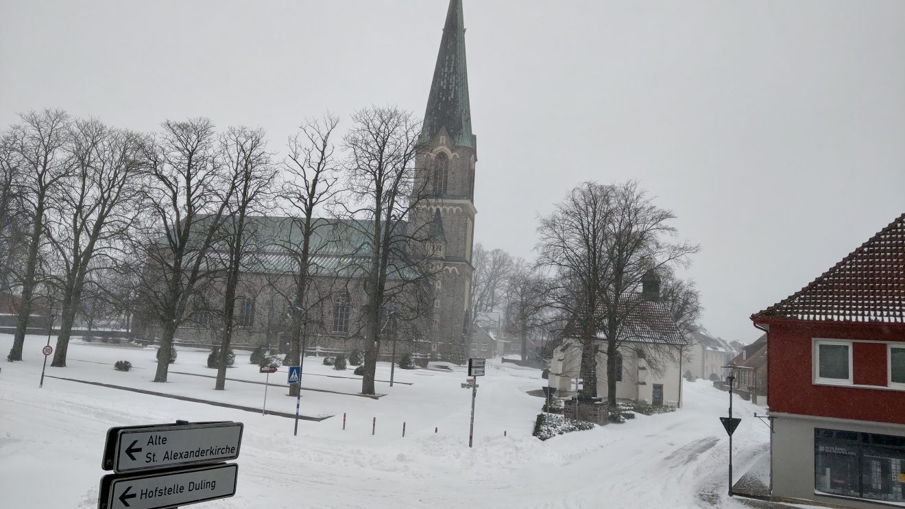 Schnee im Zentrum von Wallenhorst mit Blick auf die Alexanderkirche. Leserfoto von Rainer Janssen aus Wallenhorst vom 7. Februar 2021