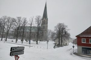 Schnee im Zentrum von Wallenhorst mit Blick auf die Alexanderkirche. Leserfoto von Rainer Janssen aus Wallenhorst vom 7. Februar 2021